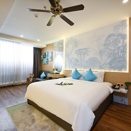Cicilia City Hotel Saigon Center Хошимин Екстериор снимка
